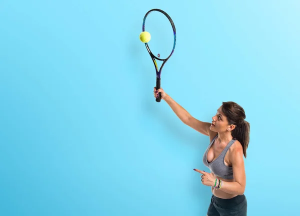 Ładna kobieta, grać w tenisa — Zdjęcie stockowe