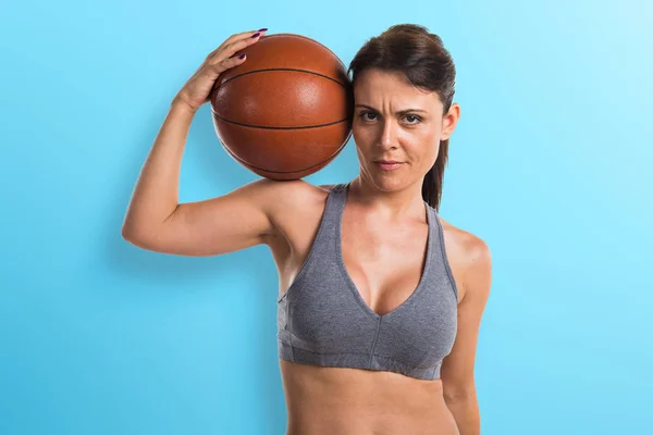Спортивная женщина в баскетбол — стоковое фото
