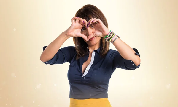 Mujer bonita haciendo un corazón con sus manos — Foto de Stock