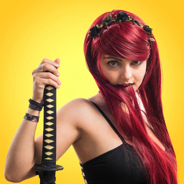 Chica pelirroja joven con katana — Foto de Stock