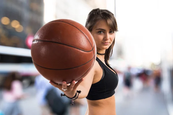 Mladá dívka hraje basketbal — Stock fotografie