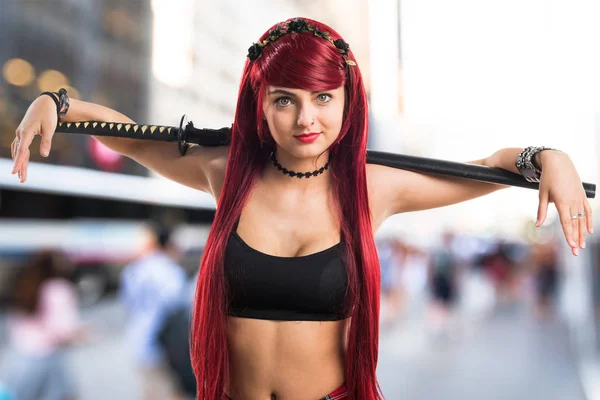 Chica pelirroja joven con katana — Foto de Stock