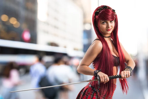 Giovane rossa ragazza con katana — Foto Stock