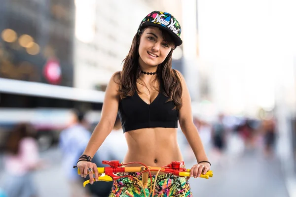 Menina jovem com bicicleta colorida — Fotografia de Stock
