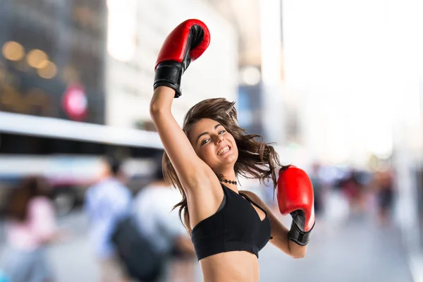 Jovem com luvas de boxe — Fotografia de Stock