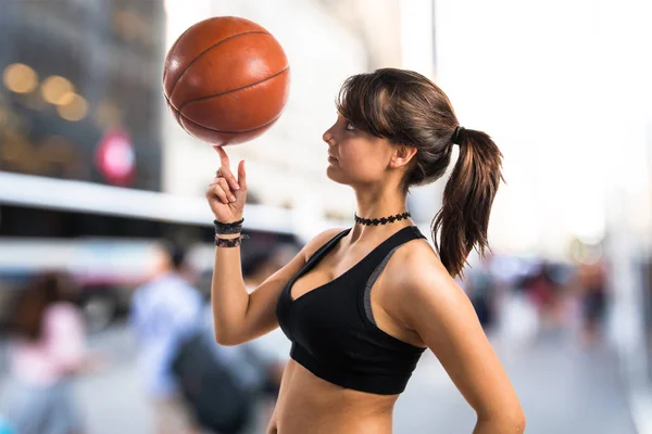 Mladá dívka hraje basketbal — Stock fotografie