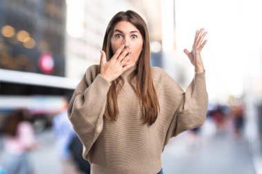 Sürpriz jest yapıyor kız