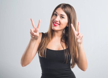 Zafer jest yapıyor kız