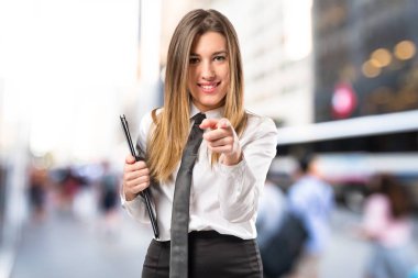 Beyaz arka plan üzerinde işaret eden genç güzel iş kadını 