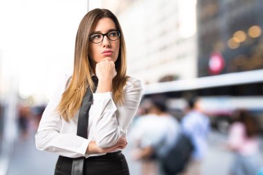 sevimli genç kız izole beyaz zemin üzerinde bir fikir düşünce 