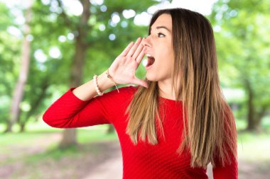 genç kız izole beyaz zemin bağırarak 