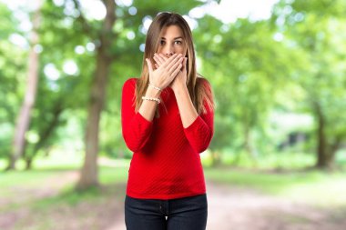 genç kız sürpriz hareket izole beyaz arka plan üzerinde yapıyor 