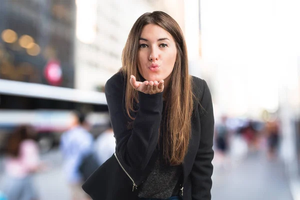 Mujer enviando un beso —  Fotos de Stock