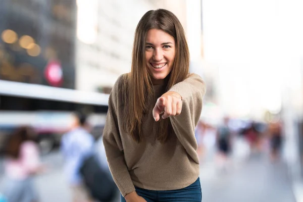 Flickan pekar på framsidan — Stockfoto