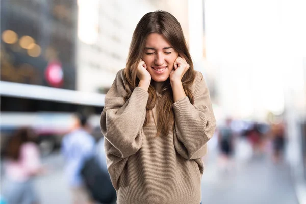 Chica cubriendo sus oídos —  Fotos de Stock