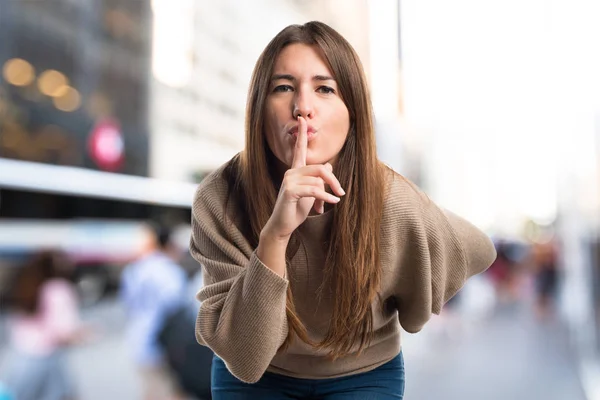 Flickan gör tystnad gest — Stockfoto