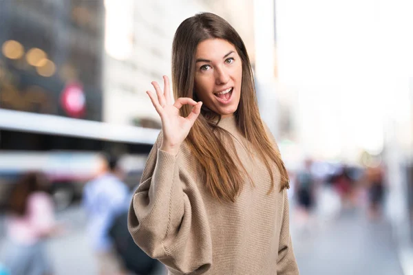 Chica haciendo signo OK —  Fotos de Stock