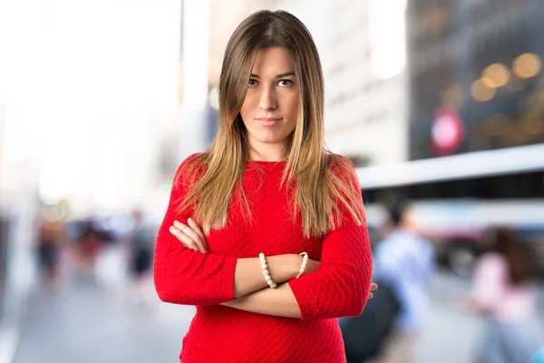 Mujeres jóvenes con sus brazos cruzados sobre fondo blanco —  Fotos de Stock