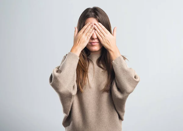 Girl covering her eyes — Stock Photo, Image