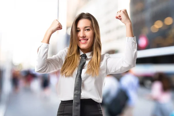 Joven empresaria ganando sobre fondo blanco — Foto de Stock