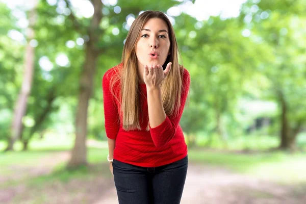 Linda chica enviando beso sobre fondo blanco — Foto de Stock