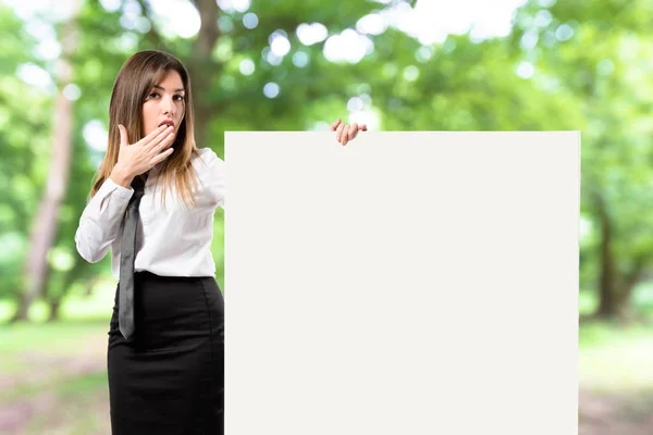 Geschäftsfrau hält Plakat über weißem Hintergrund — Stockfoto