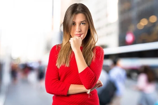 Linda chica joven pensando en una idea sobre fondo blanco aislado —  Fotos de Stock