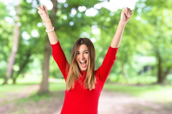 genç kadın kazanan beyaz zemin üzerine 