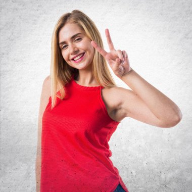 Sarışın kız zafer jest yapıyor