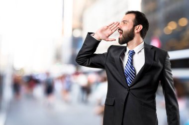 Beyaz arka plan üzerinde çığlık genç işadamı