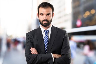 kollarını ile iş adamı izole arka plan üzerinde çarpı işareti 