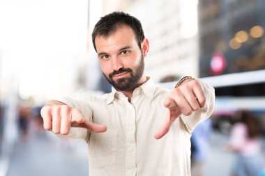 Beyaz arka plan üzerinde işaretleme karşısında genç adam