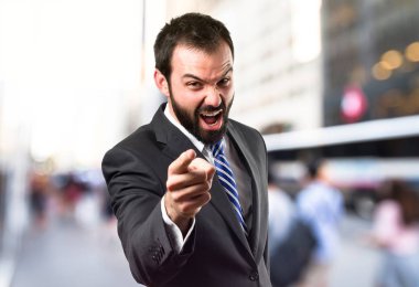 işadamı kızgın ve izole beyaz zemin üzerine bağırarak 