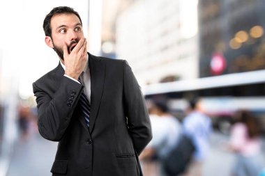 işadamı beyaz arka plan üzerinde şaşırttı 