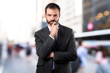 Beyaz arka plan üzerinde düşünme iş adamı 