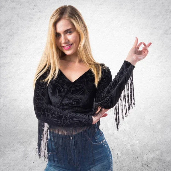 Vrij blond meisje poseren in studio — Stockfoto