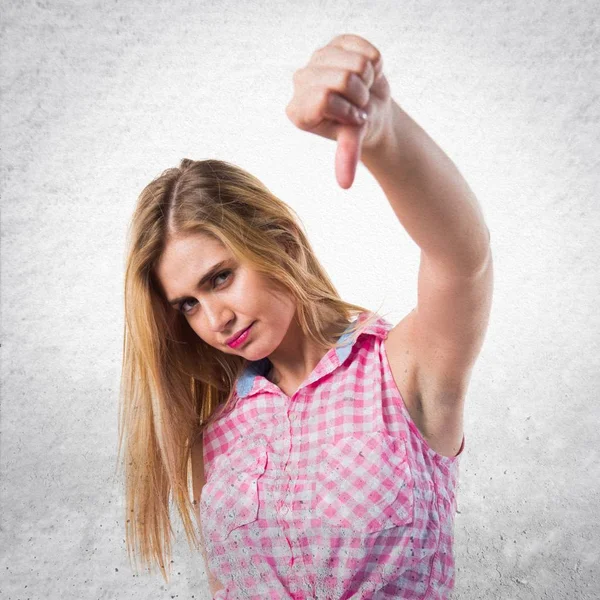 Blondes Mädchen macht schlechtes Signal — Stockfoto