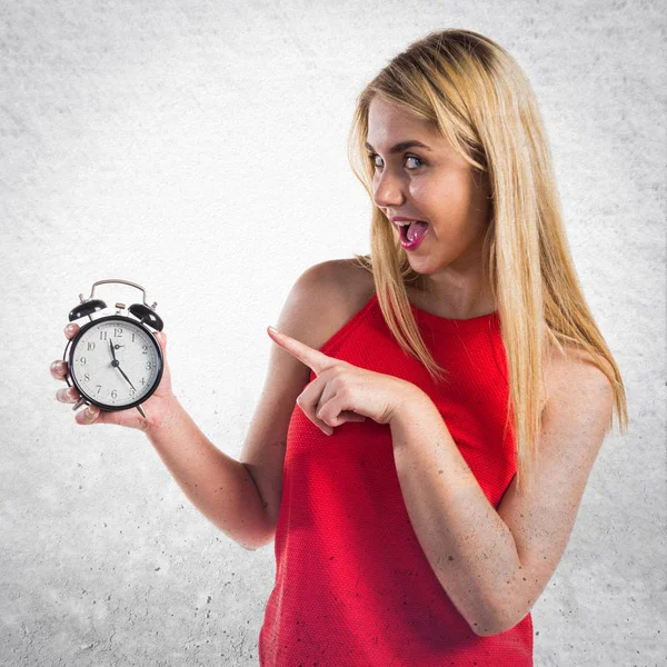 Chica rubia sosteniendo reloj vintage — Foto de Stock