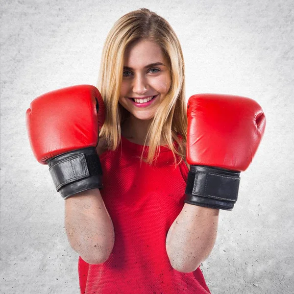 Blondes Mädchen mit Boxhandschuhen — Stockfoto