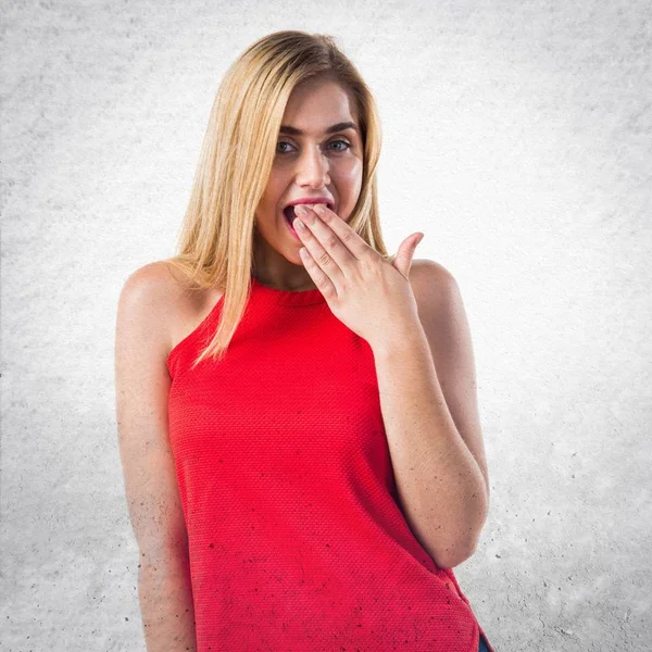 Blond meisje doet verrassing gebaar — Stockfoto