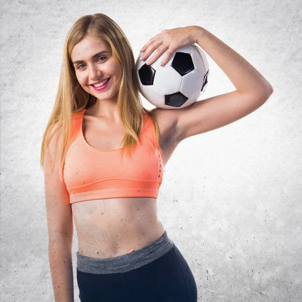 Menina loira bonita segurando uma bola de futebol — Fotografia de Stock