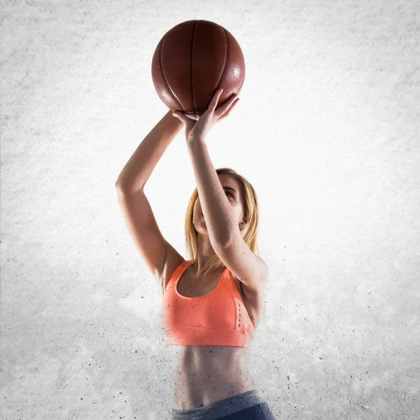 Blonde girl playing basketball — Stock Photo, Image