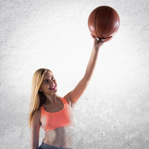 Blonde girl playing basketball — Stock Photo, Image