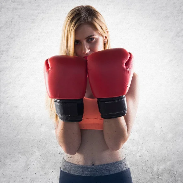 Blond tjej med boxhandskar — Stockfoto