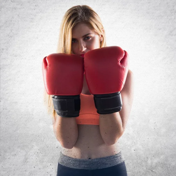 Chica rubia con guantes de boxeo —  Fotos de Stock