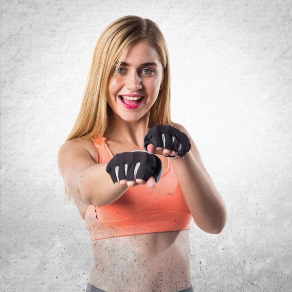 Sport kvinna ger en punch — Stockfoto