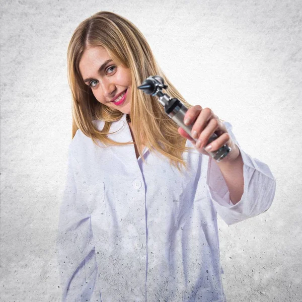 Doctor woman with otoscope — Stock Photo, Image