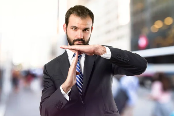 Joven haciendo el letrero del tiempo de espera sobre fondo blanco — Foto de Stock