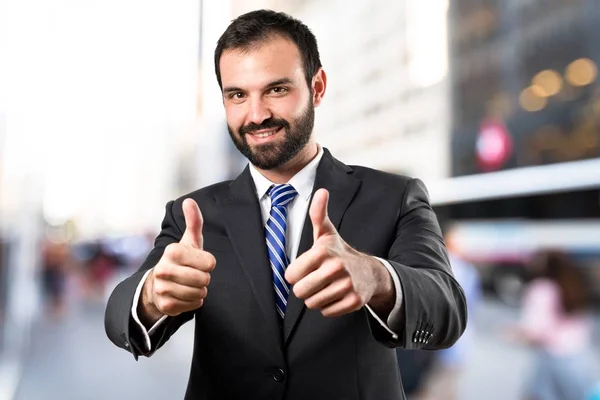 Jovem empresário ficando OK sobre fundo branco — Fotografia de Stock