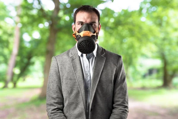 Ung affärsman med gasmask över vit bakgrund — Stockfoto